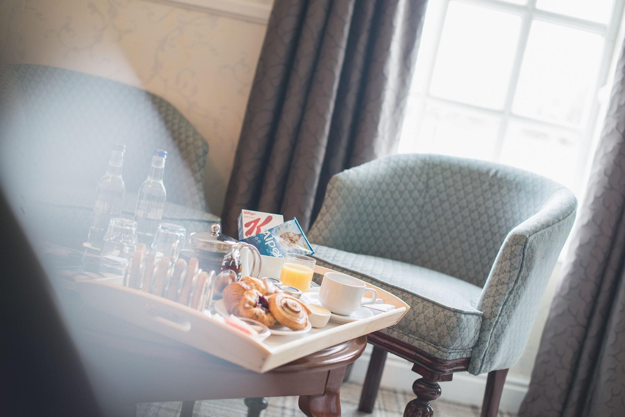 Mere Court Hotel Натсфорд Екстер'єр фото
