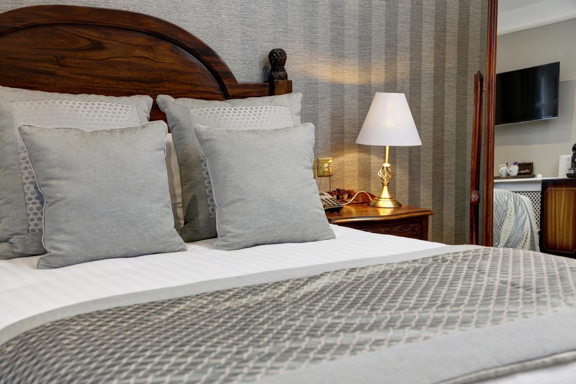 Mere Court Hotel Натсфорд Номер фото