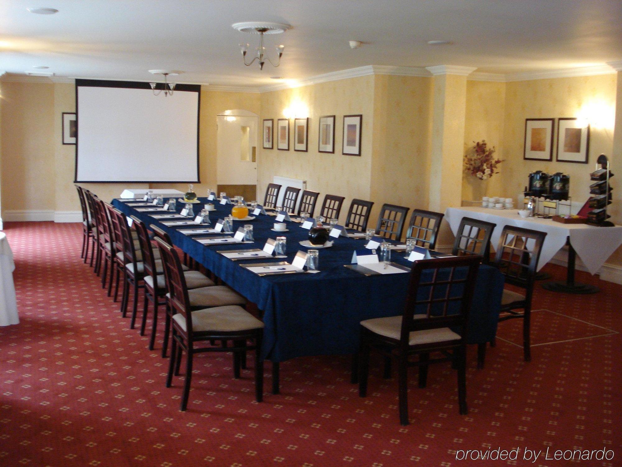 Mere Court Hotel Натсфорд Зручності фото